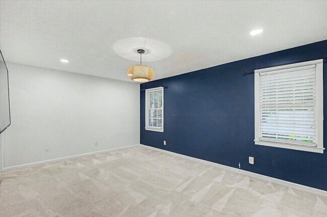 Building Photo - 4 bedroom house in Hesse school district