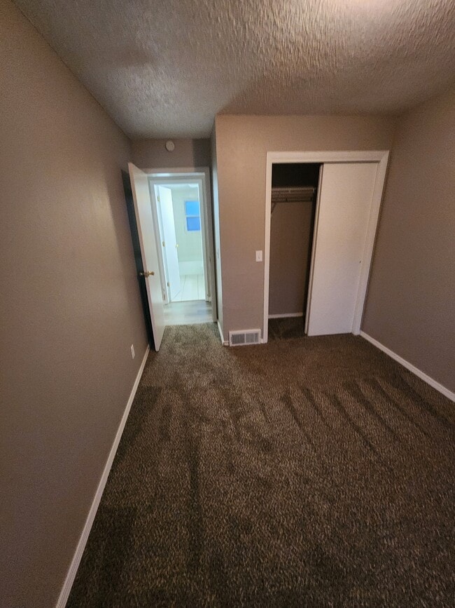 Building Photo - 1625 N Algona St