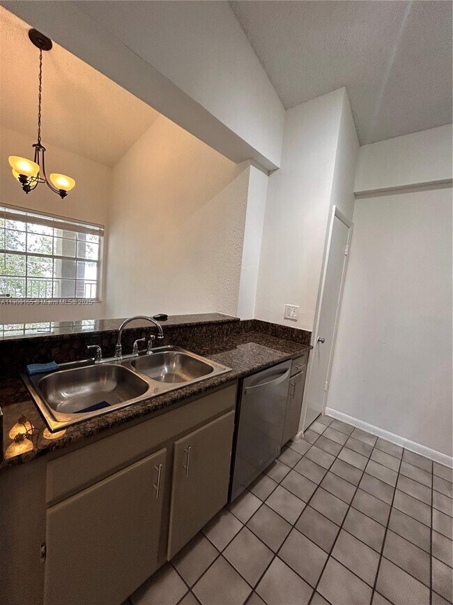 Building Photo - 2841 N Oakland Forest Dr