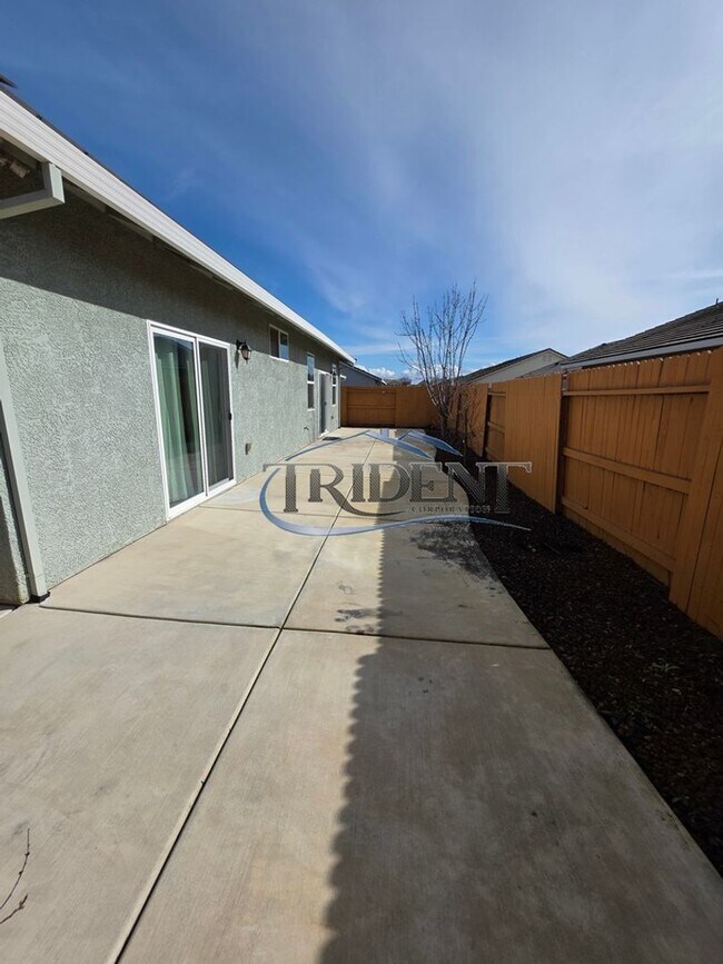 Building Photo - 2062 River Rock Dr