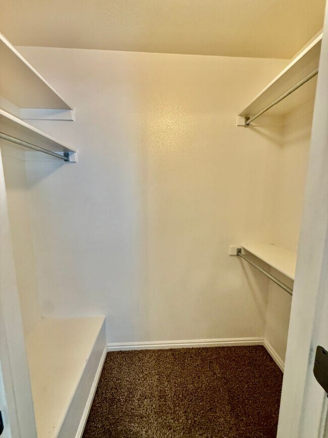 Building Photo - Pet-Friendly Three Bedroom Townhome in Woodbridge