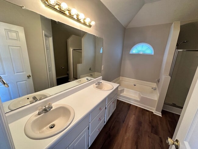 Building Photo - 4 bed 2 bath home with 2 car garage, covered patio, and fenced backyard