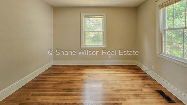 Building Photo - "Charming 4-Bed Chattanooga Home with Hard...