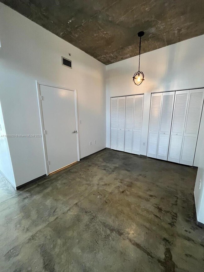 Building Photo - 455 NE 25th St