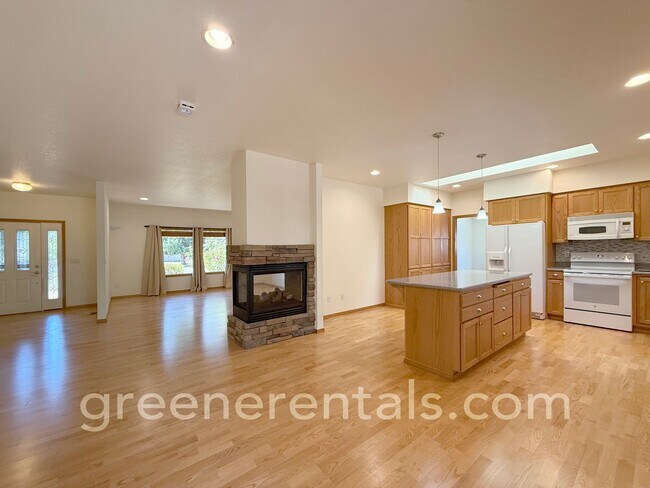 Building Photo - Spacious & Bright 3BD/3BA Home for Rent in...