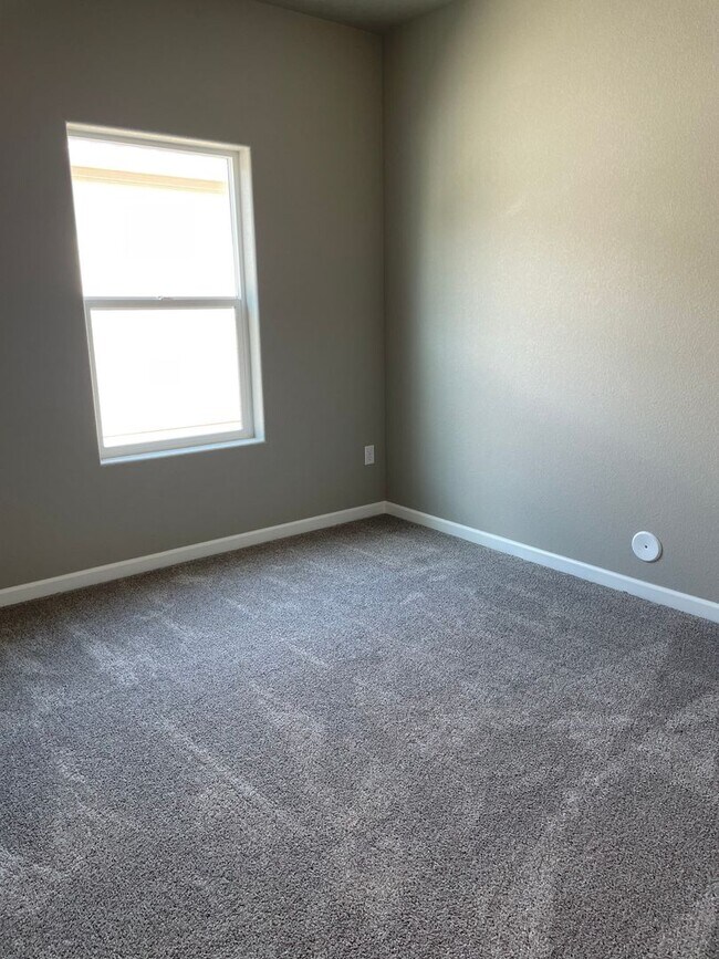 Building Photo - Newer 2 bedroom, 1 bath, 1 car garage home!