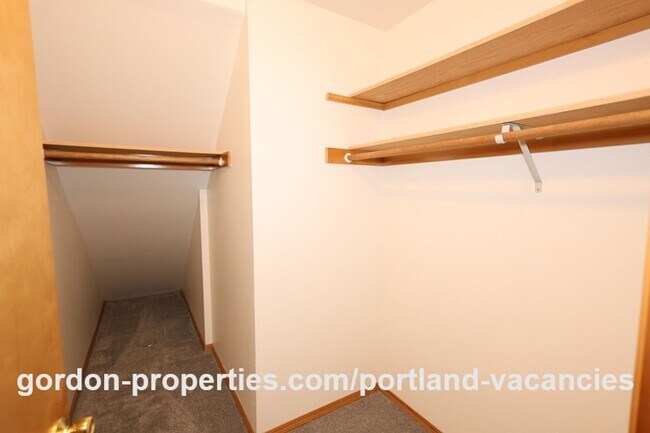 Building Photo - SE Knapp Circle - 3 bedroom duplex with attached single car garage