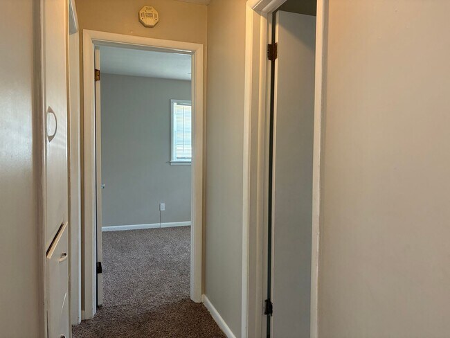 Building Photo - 2 Bedroom / 1 Bath House & bonus room