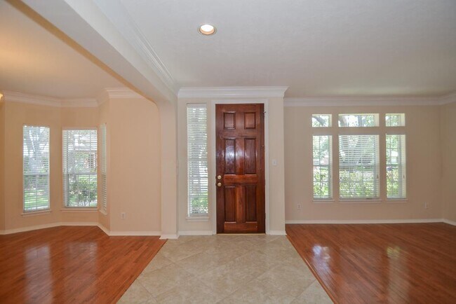 Building Photo - 910 Chinni Ct