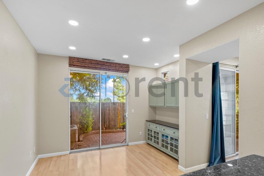 Building Photo - 916 Del Avion Ln