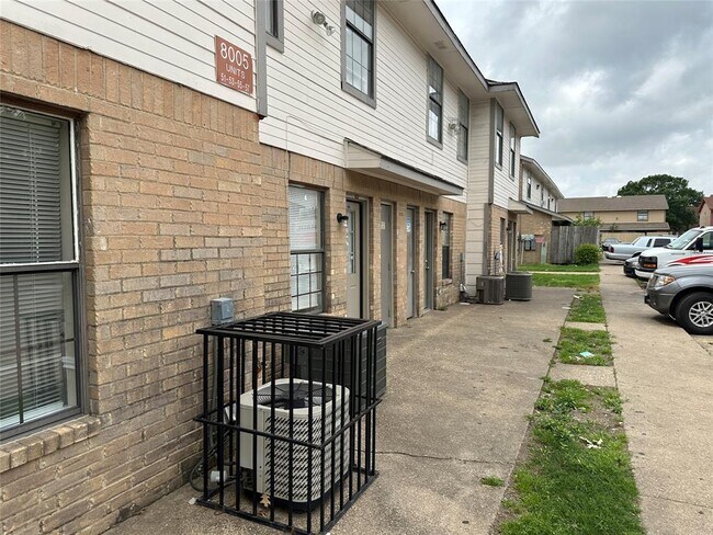 Building Photo - 8005 Rothington Rd