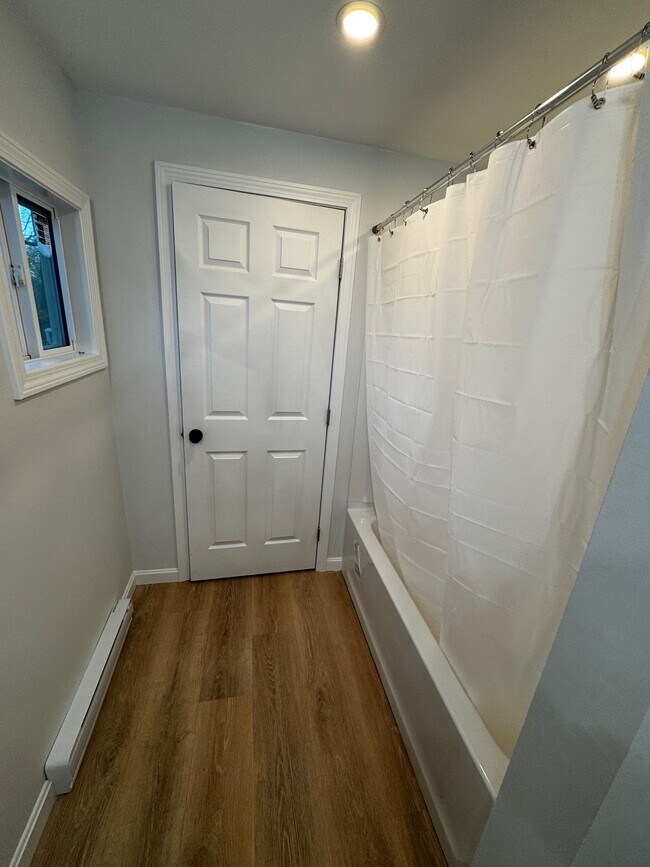 Building Photo - 1025 South Sandwich Road