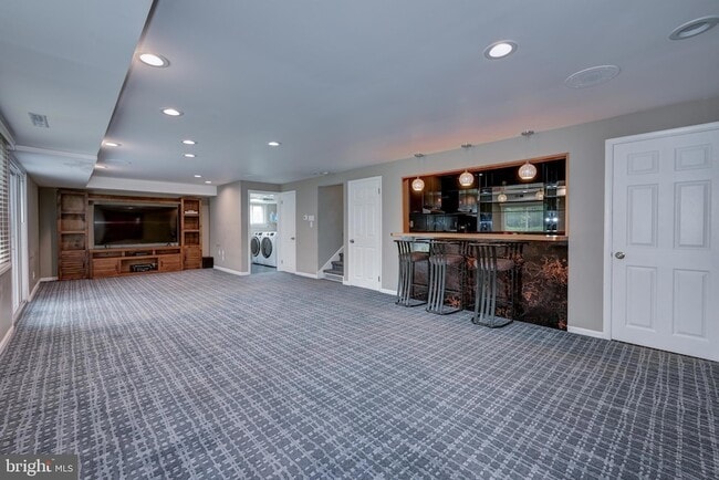 Building Photo - 1717 Country Club Dr