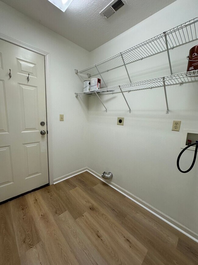 Building Photo - 2 Bedroom / 1 Bath Home Kingsport TN