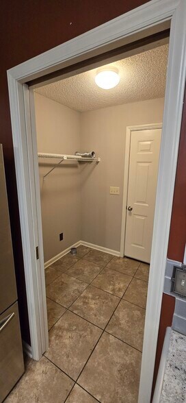 Building Photo - 2025A Stoneycreek Dr