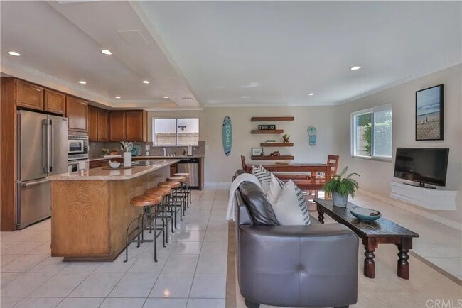Building Photo - 1-Bedroom Retreat in Huntington Beach – Your Perfect Coastal Sanctuary!"