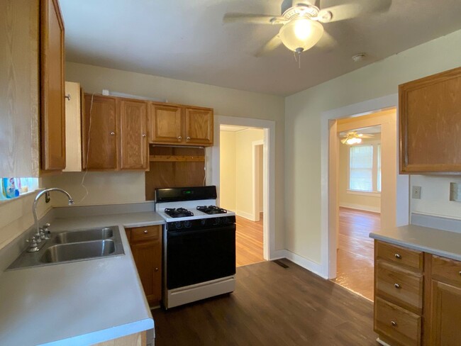 Building Photo - 2 Bedroom 1 Bath Home In Greenville !