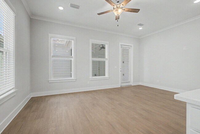 Building Photo - 4065 Four Oaks Blvd
