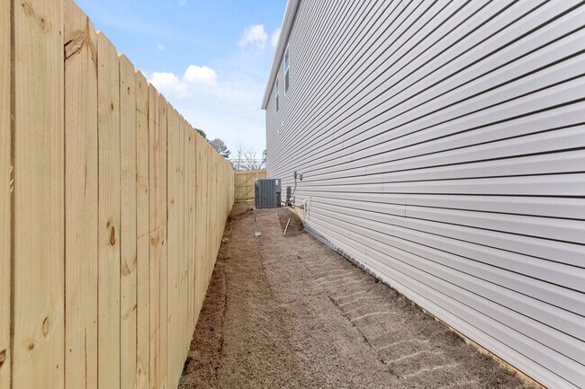 Building Photo - Spacious Home in Fayetteville!