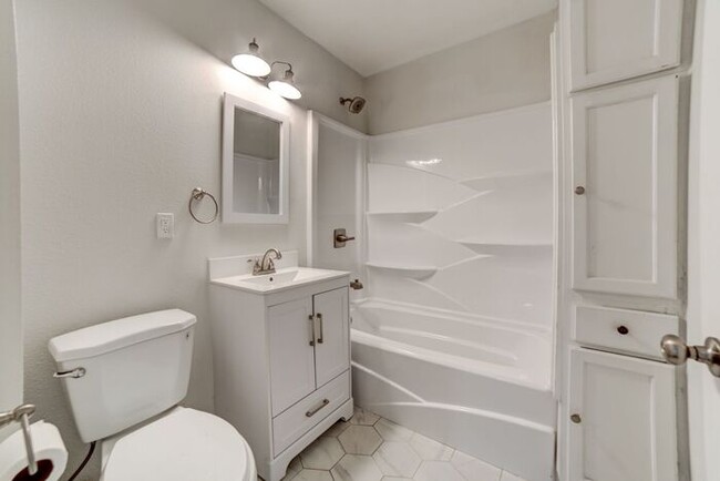 Building Photo - Move in Special! Stylish 3/1 Newly Renovat...