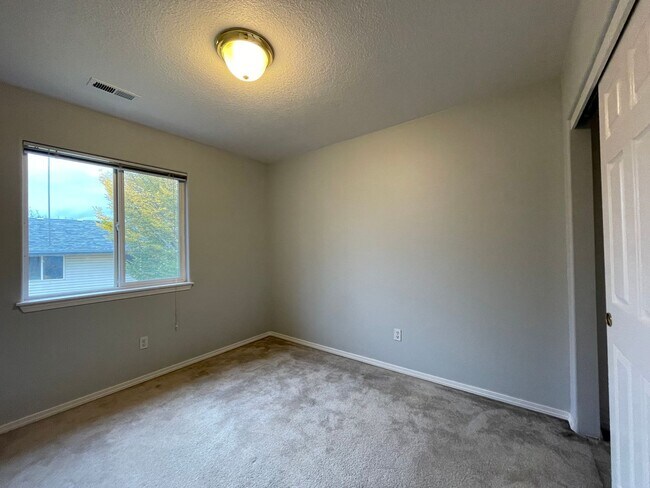 Building Photo - Charming 3 Bd, 2.5 Ba Pet-Friendly Home in Hillsboro ~ Washer & Dryer Included, Single-Car Garage...