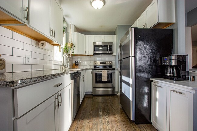Building Photo - Beautiful 3 Bedroom / 1 Bath Home in Distr...