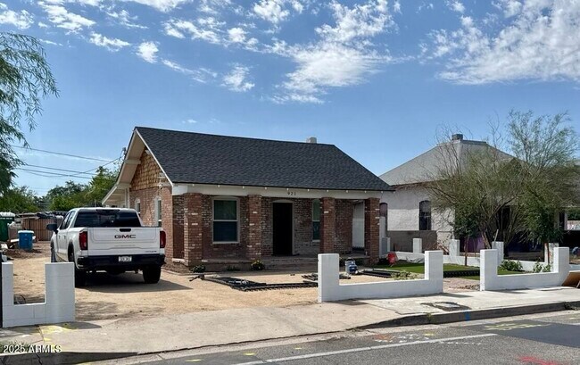 Primary Photo - 921 E Roosevelt St