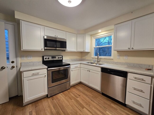 Building Photo - 2 Bedroom Home - Plum School District - Available February!