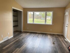 Building Photo - 3137 Pearl Street Rd