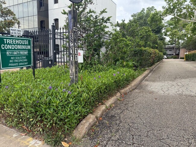 Building Photo - 8211 Katy Fwy