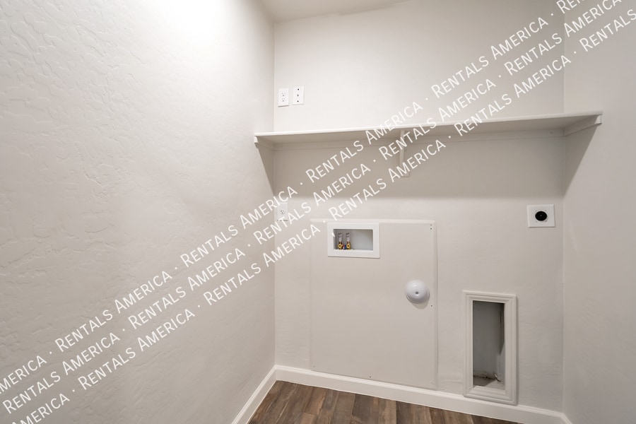 Building Photo - 8013 Namaka Dr