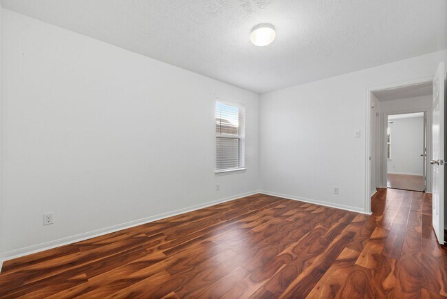 Building Photo - Comfort and Convenience in This Bay Colony Pointe Beauty