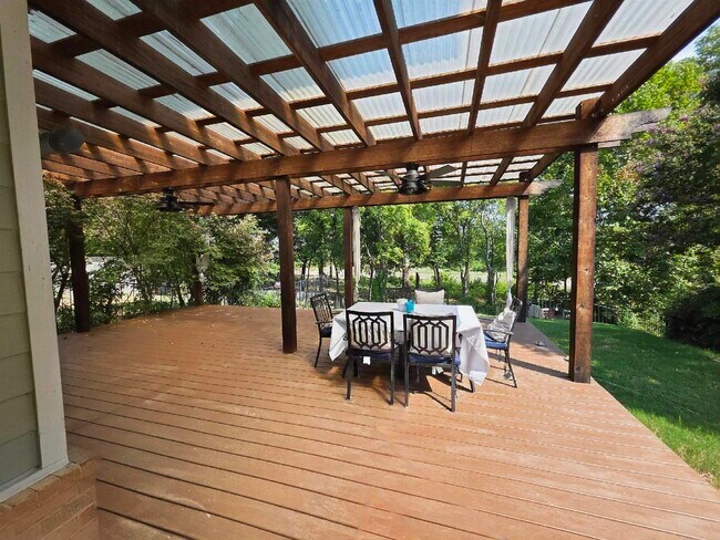 Building Photo - 1090 River Isle Dr