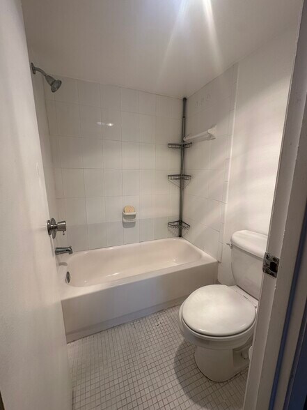 Building Photo - 4158 Inverrary Dr