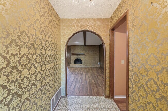 Building Photo - Spacious 3/2/2 near McCullough Park