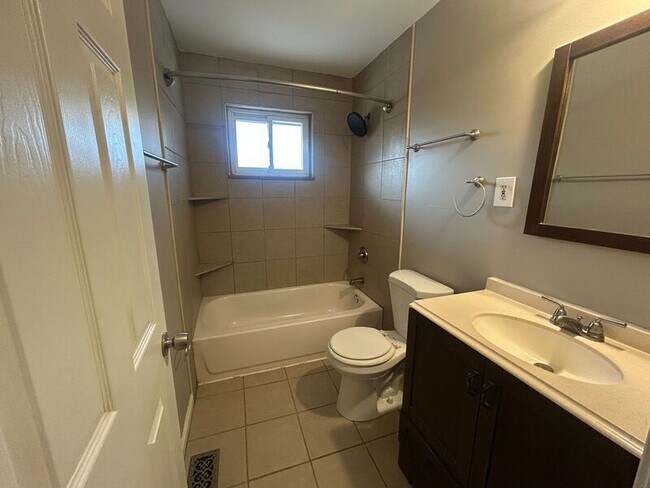 Building Photo - 2801 Royal Glen Dr