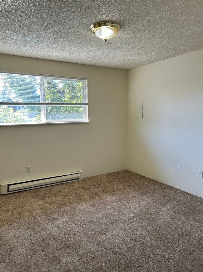 Building Photo - (749) Jackson Square - 2 Bedroom / 1.5 Bathroom – Albany