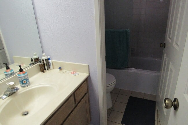 Building Photo - Beautiful 3 Bed/2.5 Bath Townhome