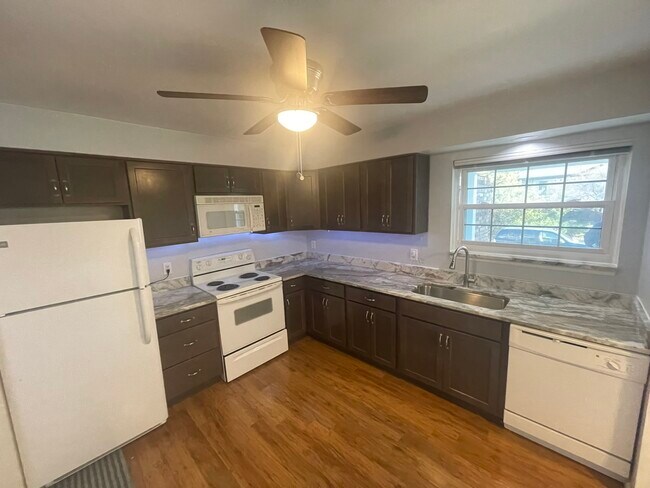 Building Photo - 30975 Pointe of Woods Dr