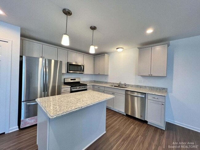 Building Photo - 10284 Swan Lake Cir