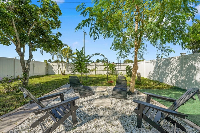 Building Photo - 9056 Green Meadows Way