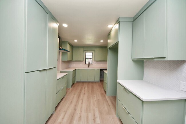 Building Photo - 2404 Grape Ln