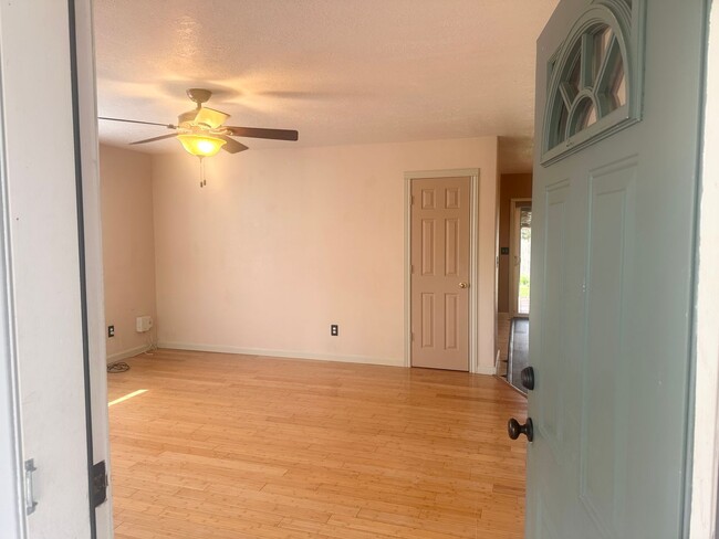 Building Photo - 4-bedroom 2.5 Bath McMinnville OR 97128