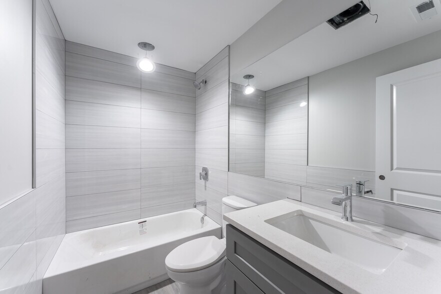 Building Photo - 1458 W Chestnut St