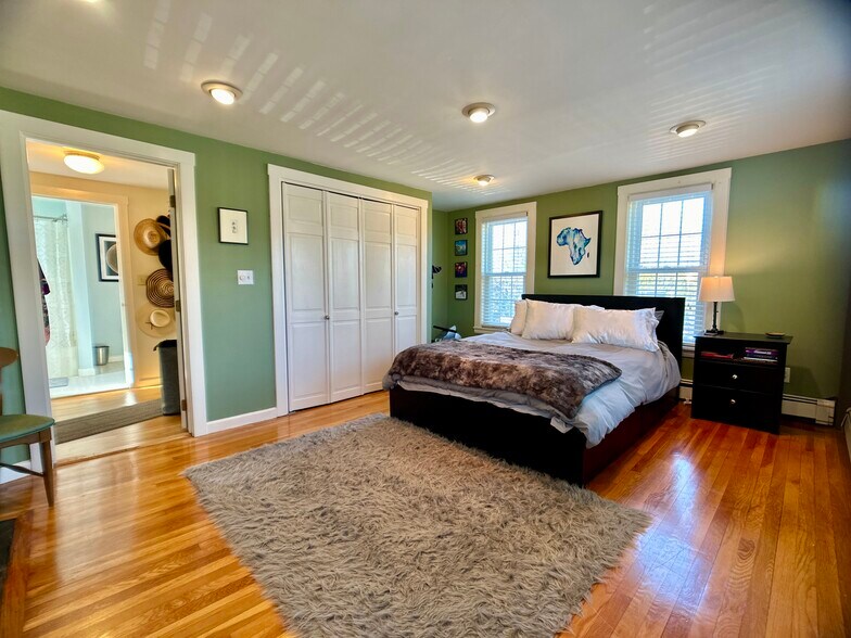 Building Photo - 526 Centre St