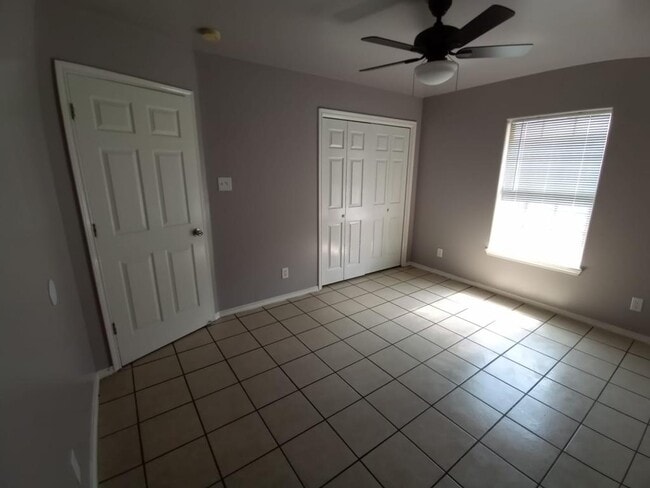 Building Photo - 2100 N Paradise Dr