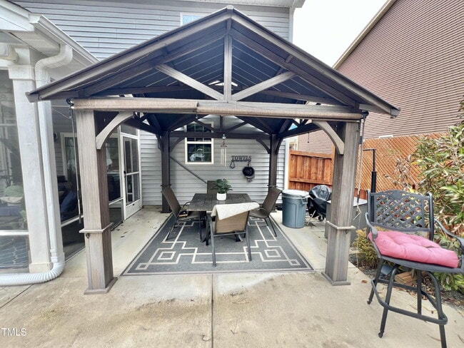 Building Photo - Unique opportunity -- with POOL!