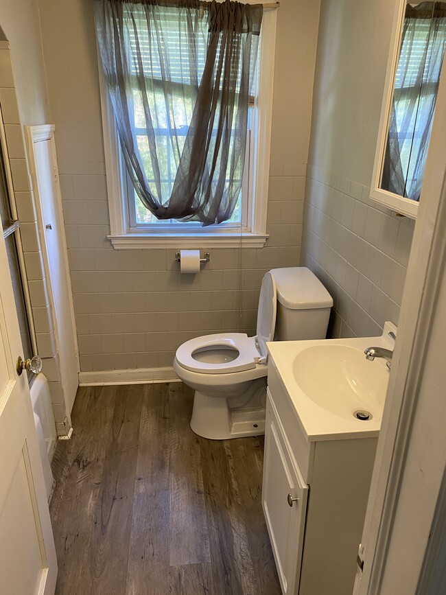 2nd Floor Full Bath - 1424 Sophia Ave