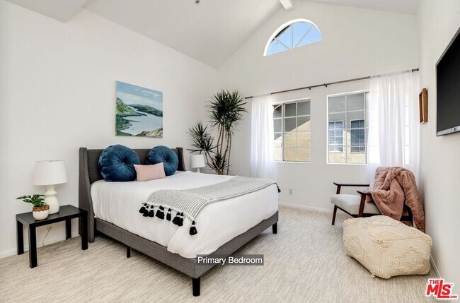 Building Photo - 850 N Poinsettia Pl