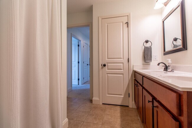 Building Photo - Beautiful 3 Bed/2.5 Bath Home with garage in Jonesborough